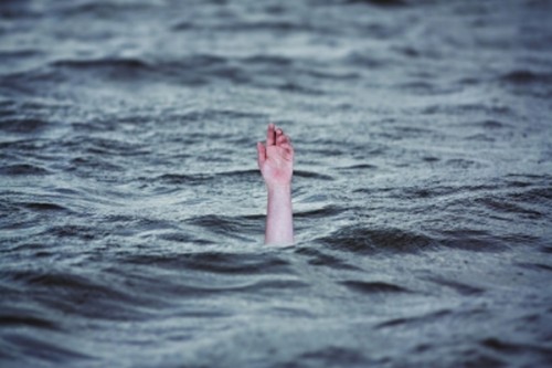 Telangana woman jumps into dam with three children