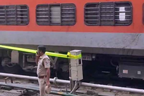 Five injured as Charminar Express derails at Hyderabad station