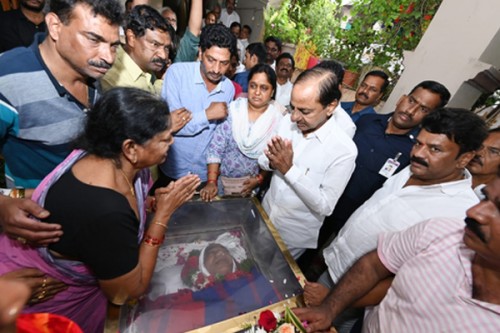 Gaddar's last rites conducted with state honours, CM KCR pays last respects